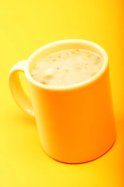 Instantní polévka s krutony. na žluté — Stock fotografie