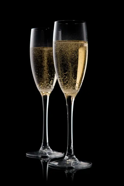 Ein Glas Champagner, isoliert auf schwarzem Hintergrund. — Stockfoto