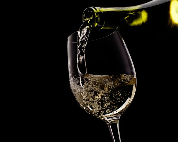 Wino białe na czarnym tle — Zdjęcie stockowe
