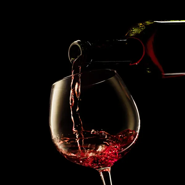 Rött vin på en svart — Stockfoto