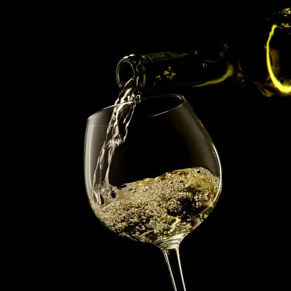 Witte wijn ona een zwarte achtergrond — Stockfoto
