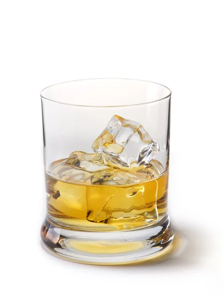 Gouden whisky met ijsblokjes, op een wit met schaduw — Stockfoto
