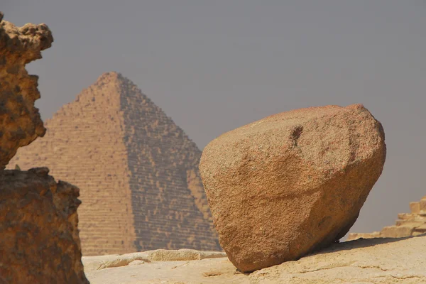 Pyramide avec une grosse pierre — Photo