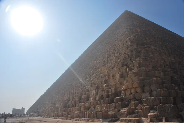 Pyramid med sol — Stockfoto