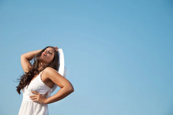 Женщина в небе в шляпе — стоковое фото