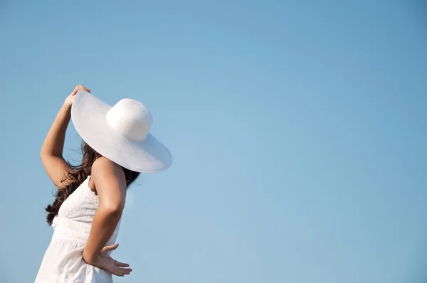 Mulher no céu com chapéu — Fotografia de Stock