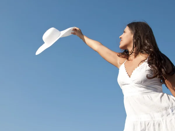 Kadın şapka ile gökyüzünde — Stok fotoğraf