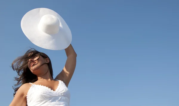 Vrouw in hemel met hoed — Stockfoto