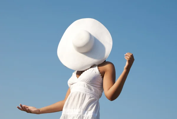 Donna divertente in cielo con cappello — Foto Stock