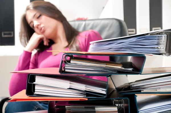 Meisje slaapt op het werk — Stockfoto