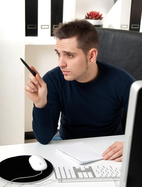 Genç adam onun bilgisayar önünde düşünme — Stok fotoğraf