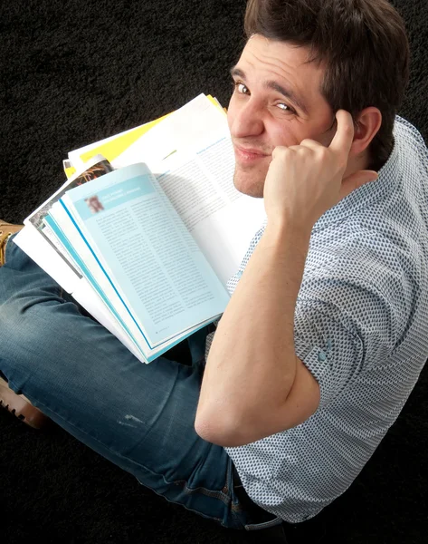 Estudante homem com seu livro na câmera — Fotografia de Stock