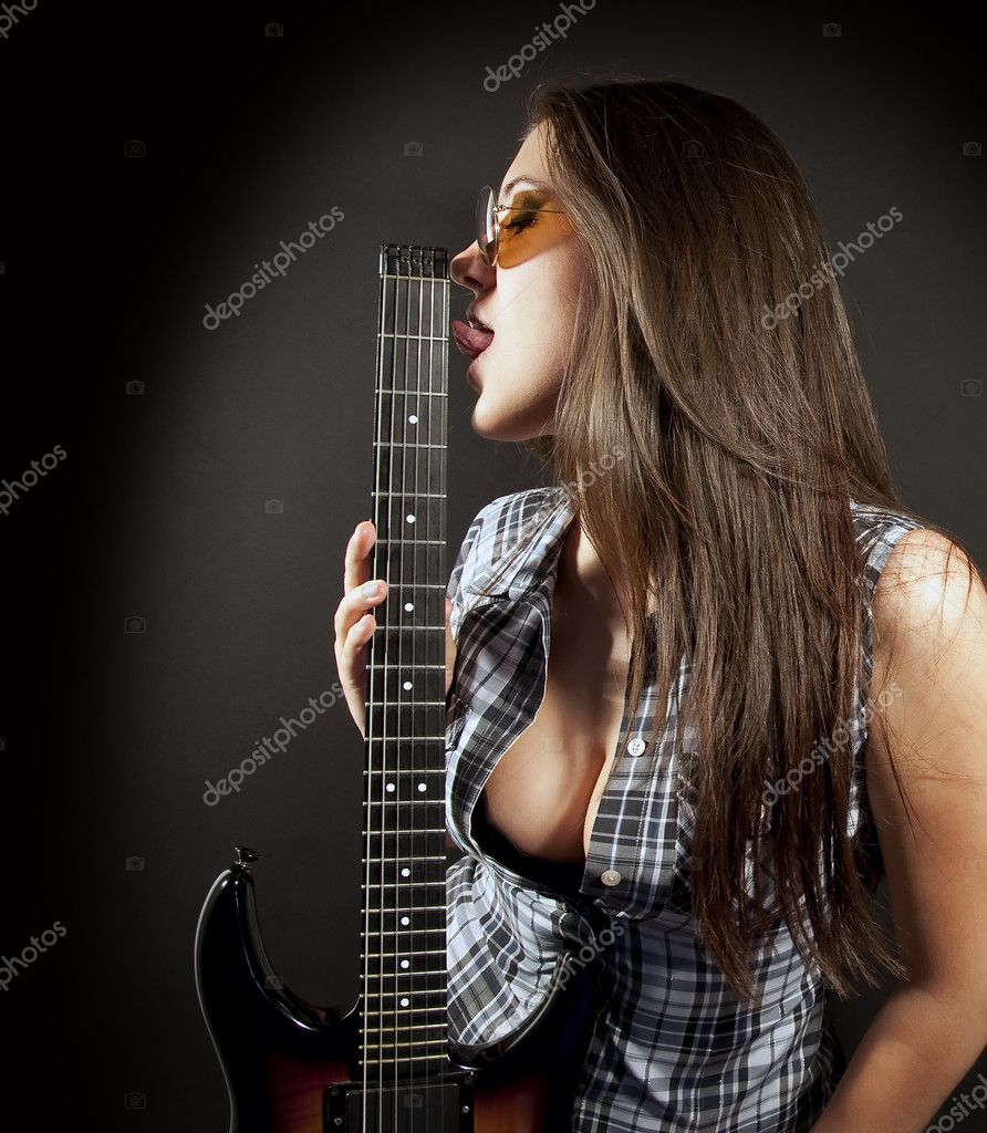 Belle fille avec guitare électrique image libre de droit par gdolgikh ©  #8331253