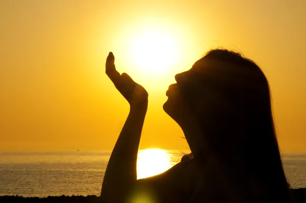 Kobieta sylwetka pocałunek słońca — Zdjęcie stockowe