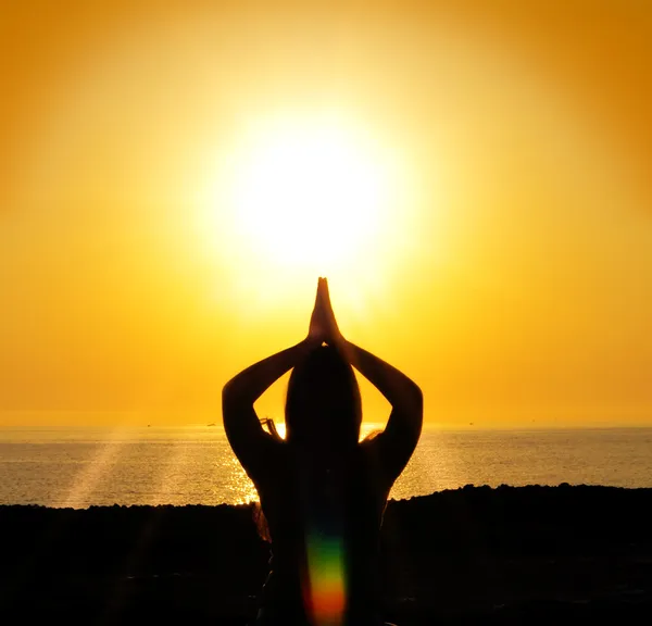 Frau Yoga Silhouette in der Sonne — Stockfoto