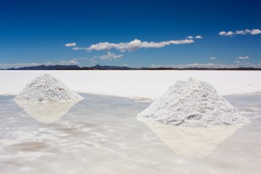 uyuni içinde tuz yığınları