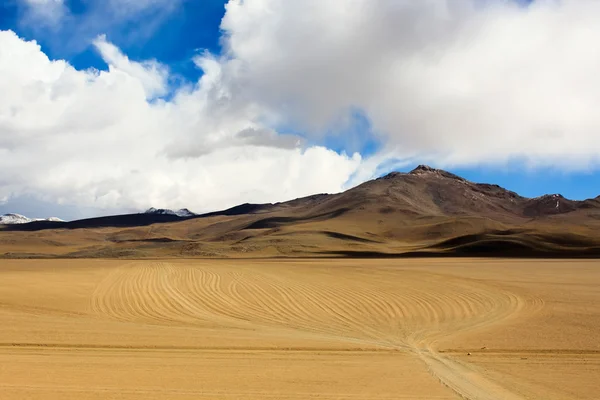 Desert road in Uyuni — Stock Photo, Image