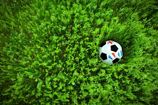 Jalkapallo pallo ruoho — kuvapankkivalokuva