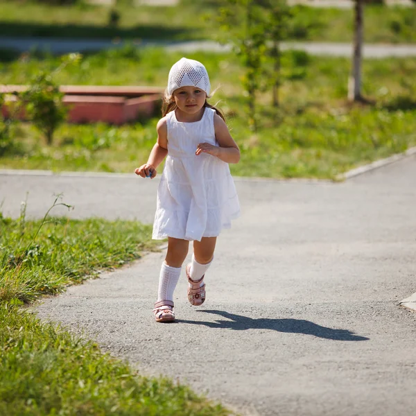 小女孩奔跑 — 图库照片