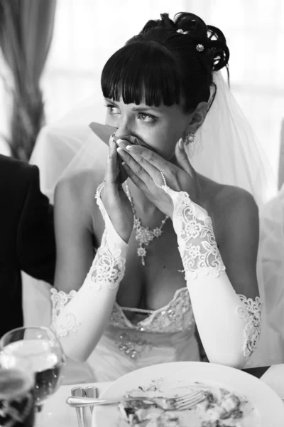 Bella sposa piangendo — Foto Stock