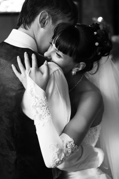 Noiva e noivo dançando — Fotografia de Stock