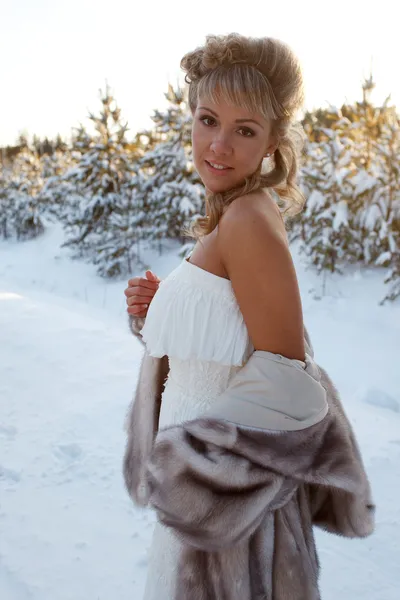 在雪地上的新娘 — 图库照片