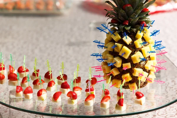Pineapple and strawberries on skewers — Stock Photo, Image
