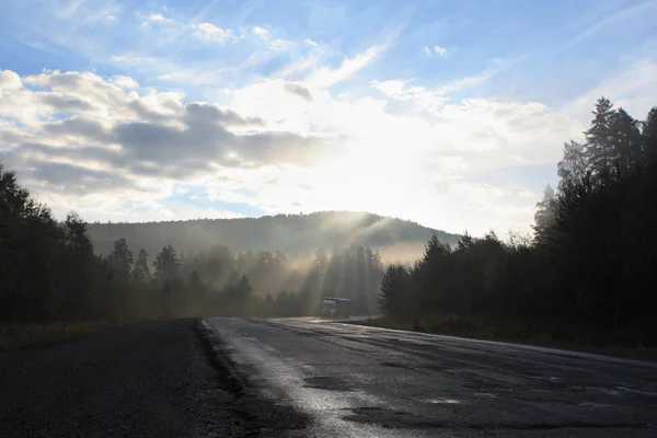 Yolda kamyon ile güneşli manzara — Stok fotoğraf