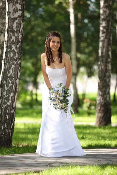 Bela noiva sorridente no parque — Fotografia de Stock