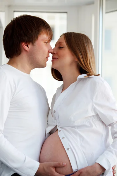 Porträtt av vacker ung gravid kvinna med maken — Stockfoto