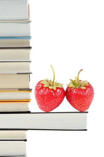 Books and strawberries — Stock Photo, Image