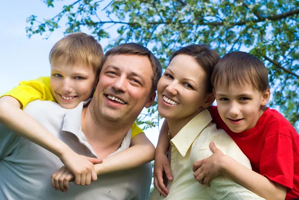 Lachende en gelukkige familie rusten — Stockfoto
