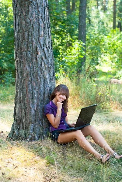 Chica con portátil —  Fotos de Stock