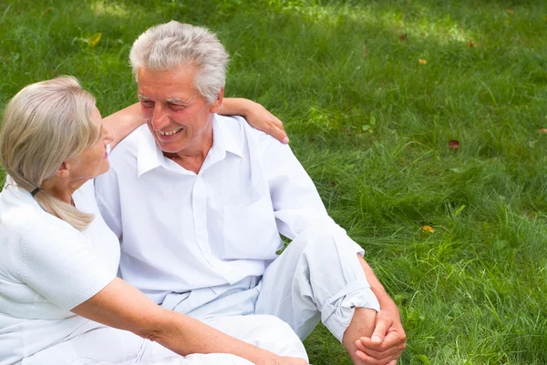 Älteres Ehepaar in Weiß — Stockfoto