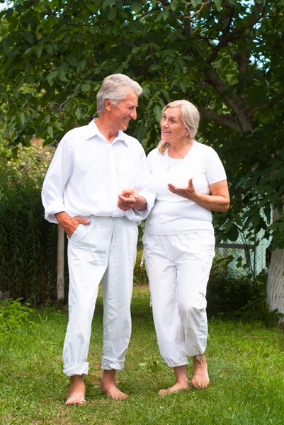 Bejaarde echtpaar in wit — Stockfoto