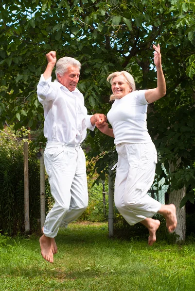 Couple âgé sautant — Photo
