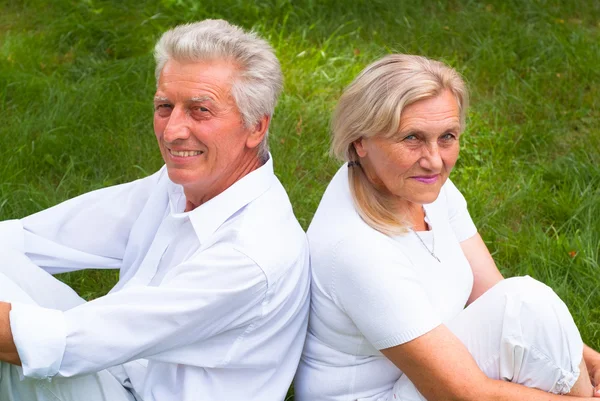 Пожилая пара в белом — стоковое фото