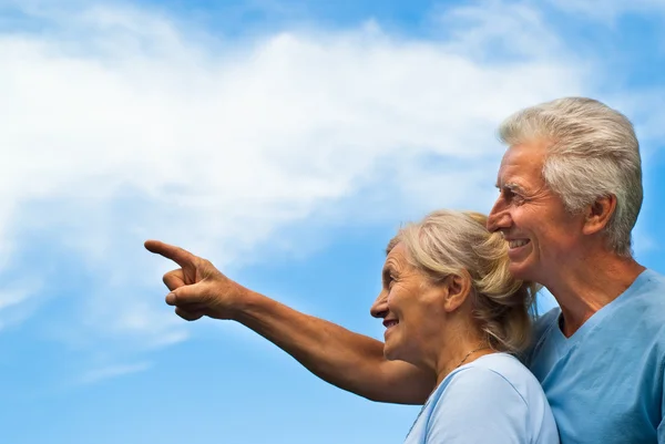在天空背景上的老年的夫妇 — 图库照片
