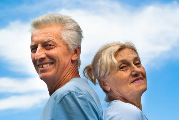 在天空背景上的老年的夫妇 — 图库照片