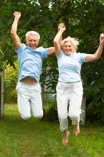 Feliz pareja saltando — Foto de Stock