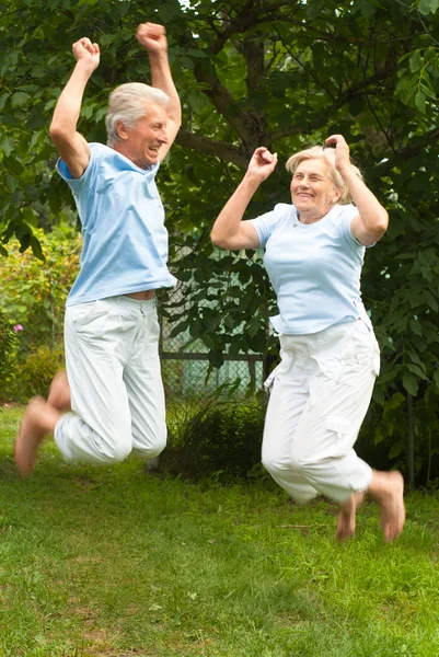 Glückliches Paarspringen — Stockfoto