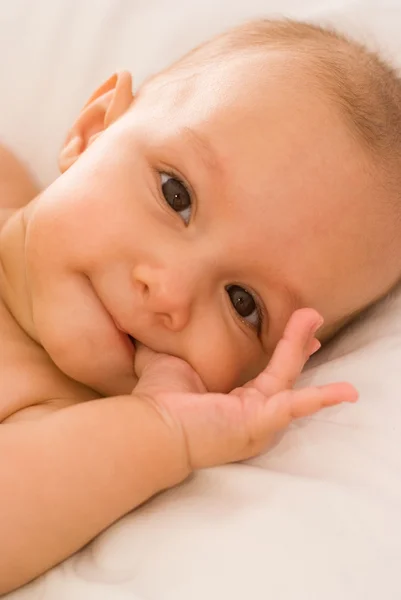 Baby på en vit — Stockfoto