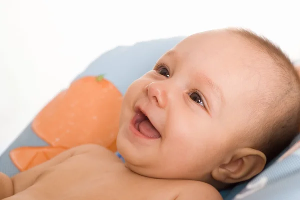 Sorridente neonato su un letto — Foto Stock