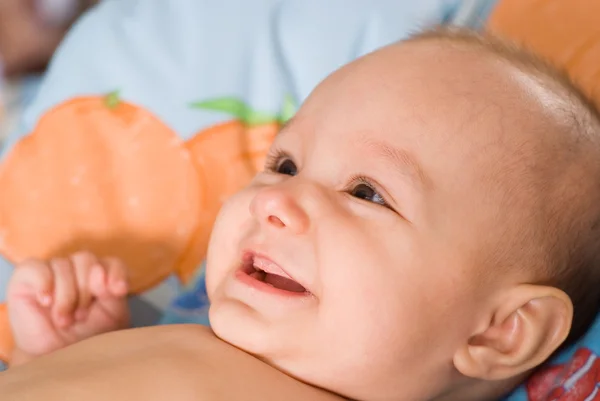 Recém-nascido sorridente em uma cama — Fotografia de Stock