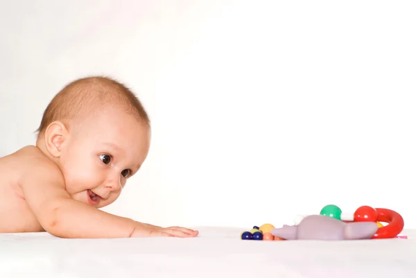 Schönes Baby mit Spielzeug — Stockfoto