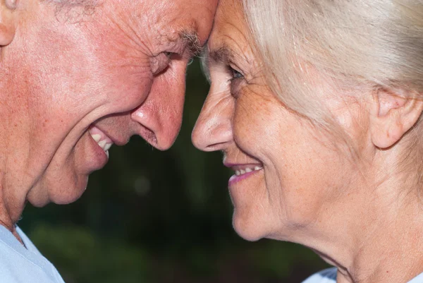 Couple âgé souriant — Photo