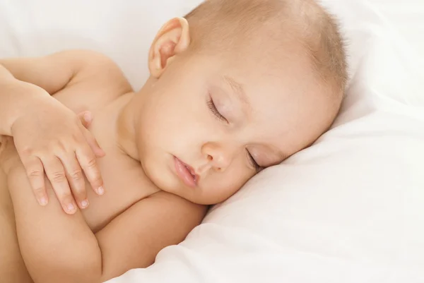 Recém-nascido adormecido em branco — Fotografia de Stock