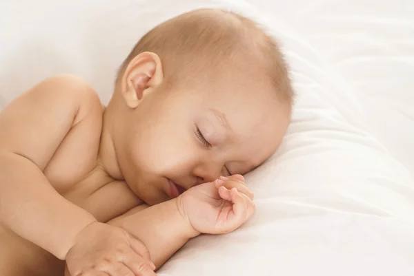 Yeni doğmuş bebek beyaz doğum uyku — Stok fotoğraf