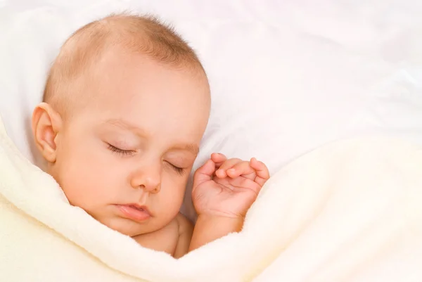 Pequeno bebê dormindo — Fotografia de Stock
