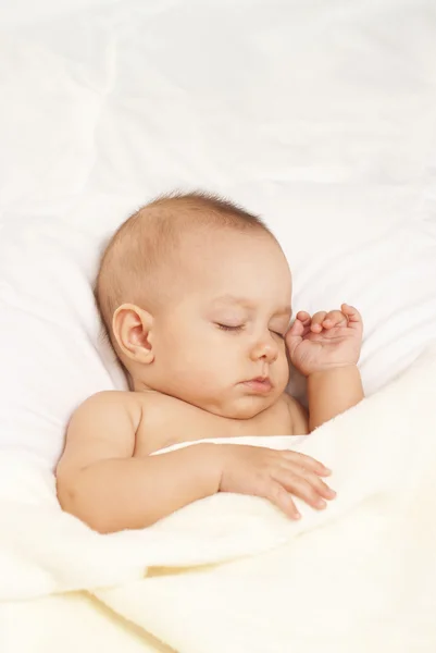 Спящий новорожденный на белом — стоковое фото